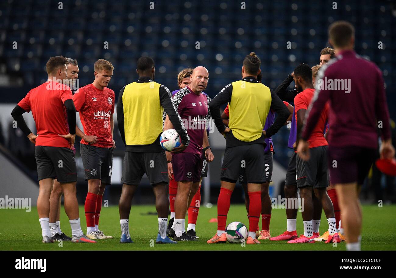 Brentford Assistent Cheftrainer Brian Riemer (Mitte) führt das Warm-up vor dem Carabao Cup dritten Runde Spiel auf den Hawthorns, West Bromwich. Stockfoto