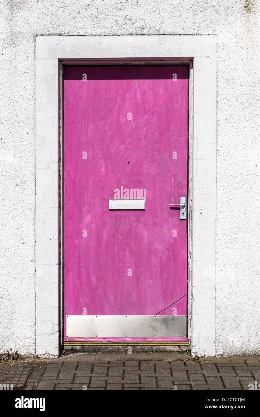 Vordere Klappe in Magenta verschlissen. Stockfoto