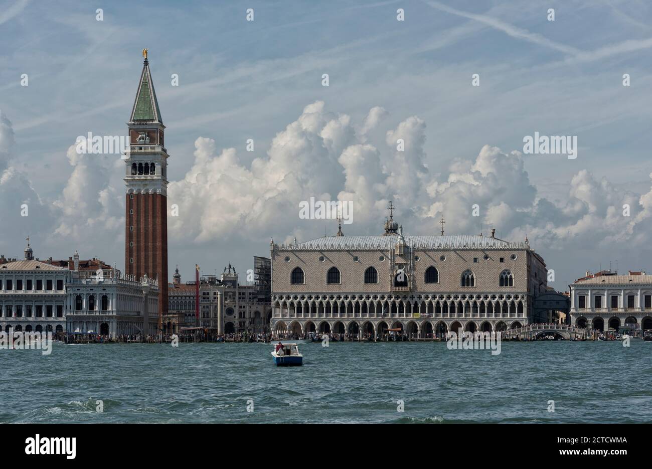 Dogenpalast, San Marco's Campanile und andere lokale Volkshäuser an der Wasserfront. Aufnahme aus der Lagune von Venedig. Stockfoto Dogenpalast, San Marco's Campanile und andere lokale Volkshäuser an der Wasserfront. Aufnahme aus der Lagune von Venedig. Stockfoto