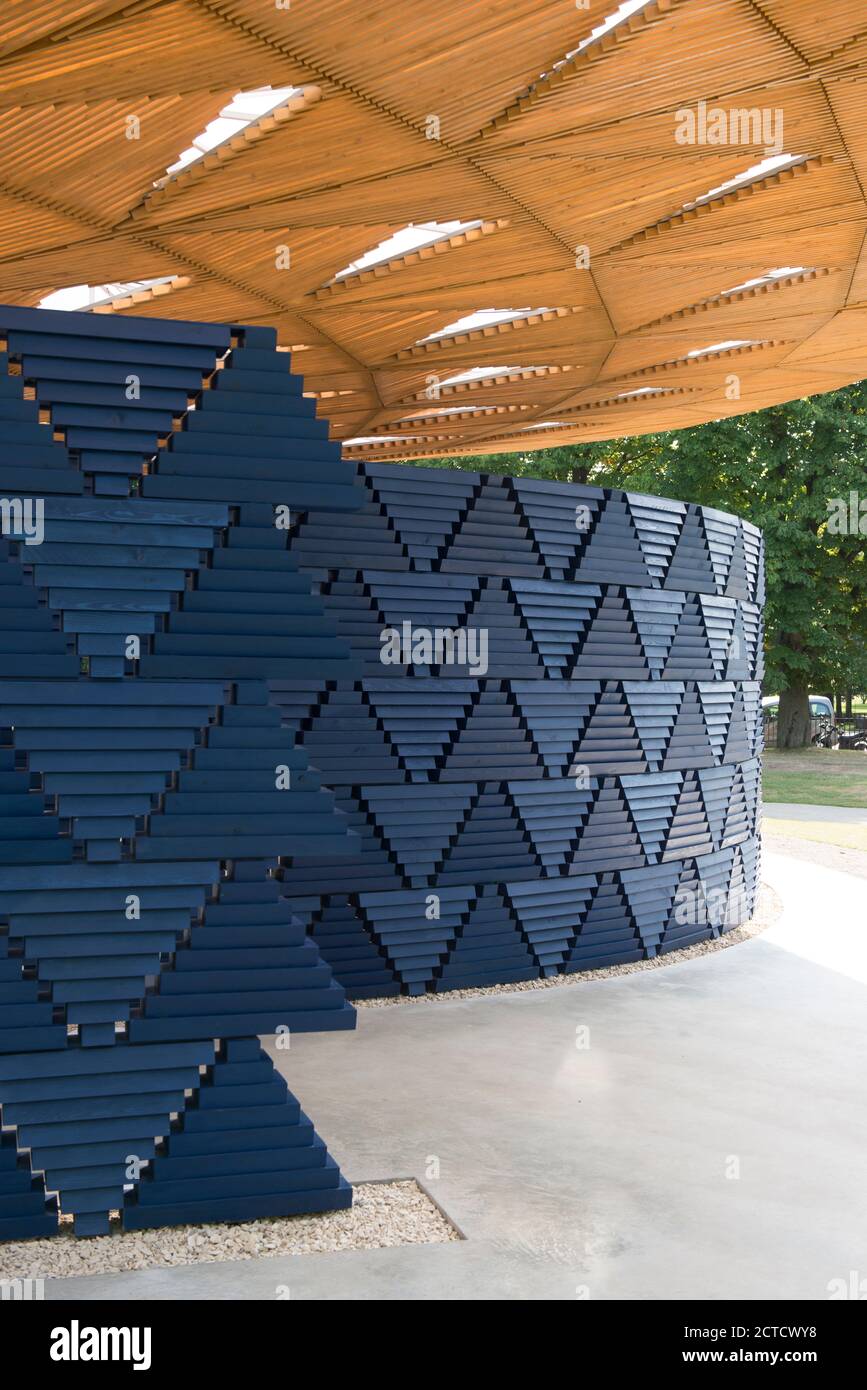 Der 2017 Serpentine Pavillon, eine temporäre Struktur aus Holz, in dunkelblauen und natürlichen Farben, organische Formen mit zentralen Innenhof. Stockfoto