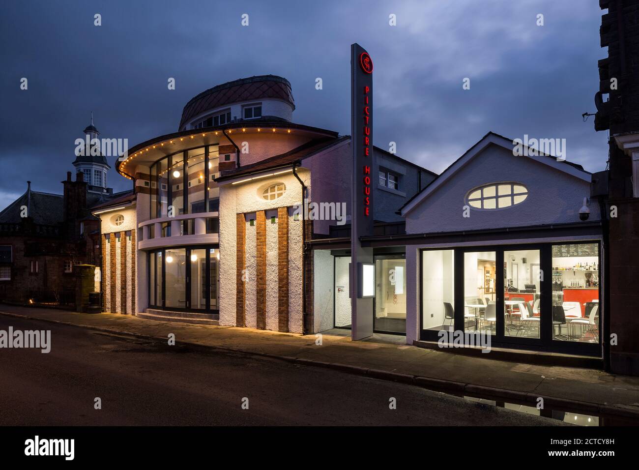 Campbeltown Picture House, Campbeltown, Schottland, Großbritannien. Dämmerungsansicht der Vorderansicht. Stockfoto