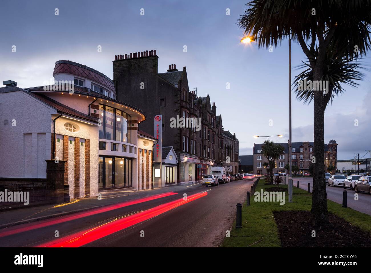 Campbeltown Picture House, Campbeltown, Schottland, Großbritannien. Blick in die Dämmerung auf das Stadtzentrum. Stockfoto