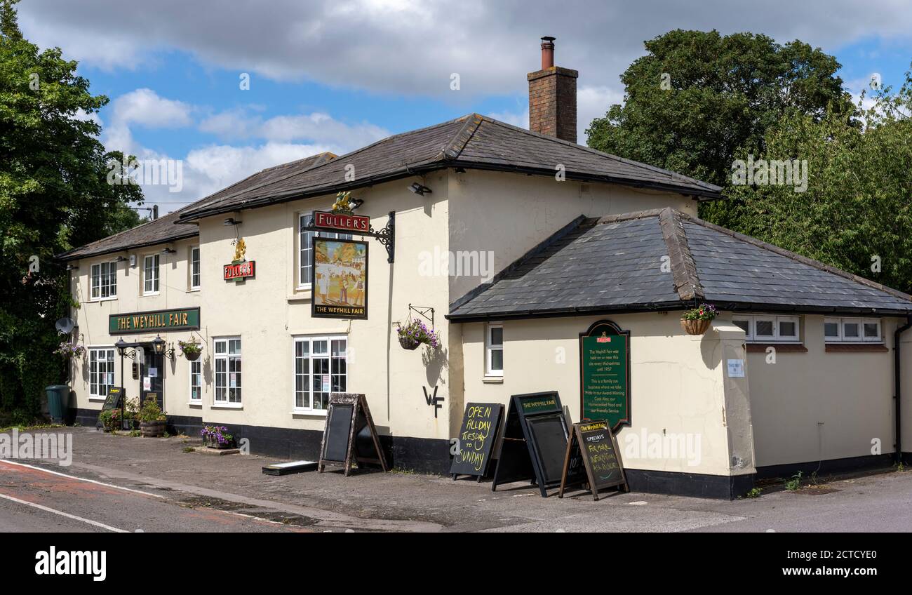 Das öffentliche Gebäude der Weyhill Fair ist ein Fuller's Pub in Weyhill, Andover, Hampshire, England, Großbritannien Stockfoto