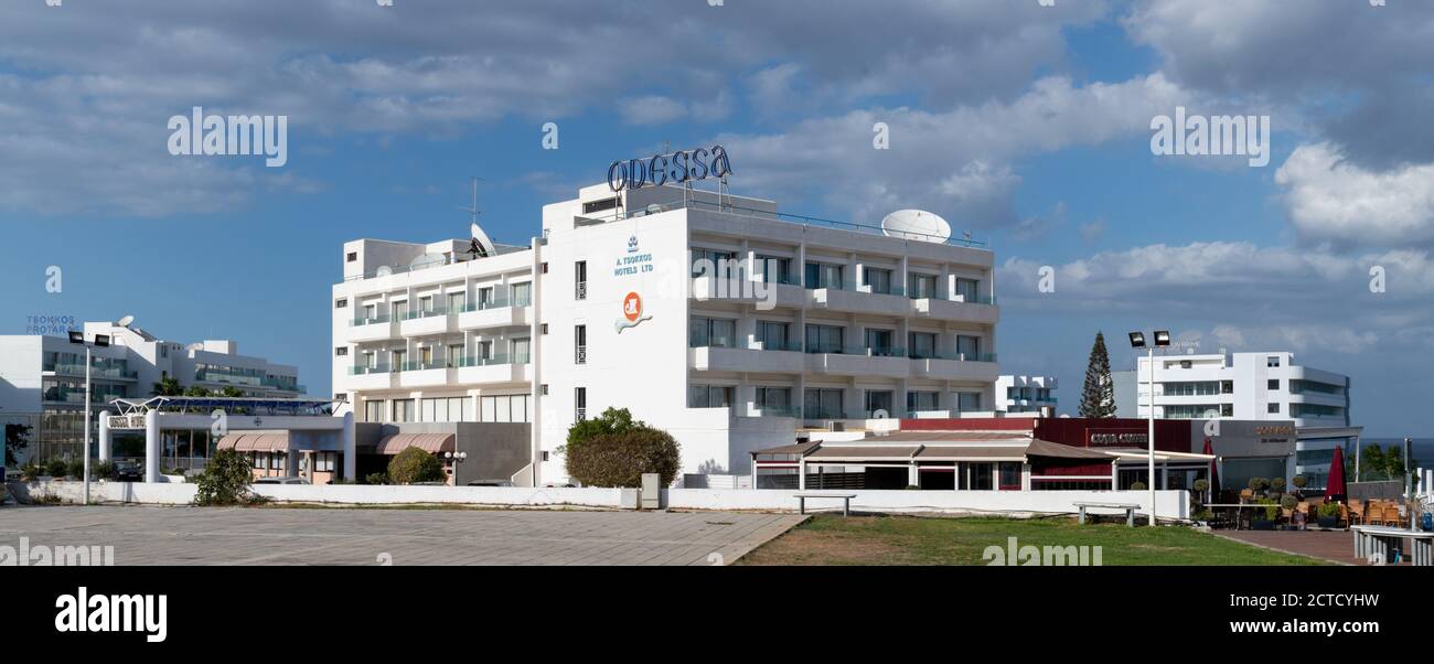 Protaras, Zypern - 6. Okt. 2019. Das Hotel Odessa und andere in Protaras Stockfoto