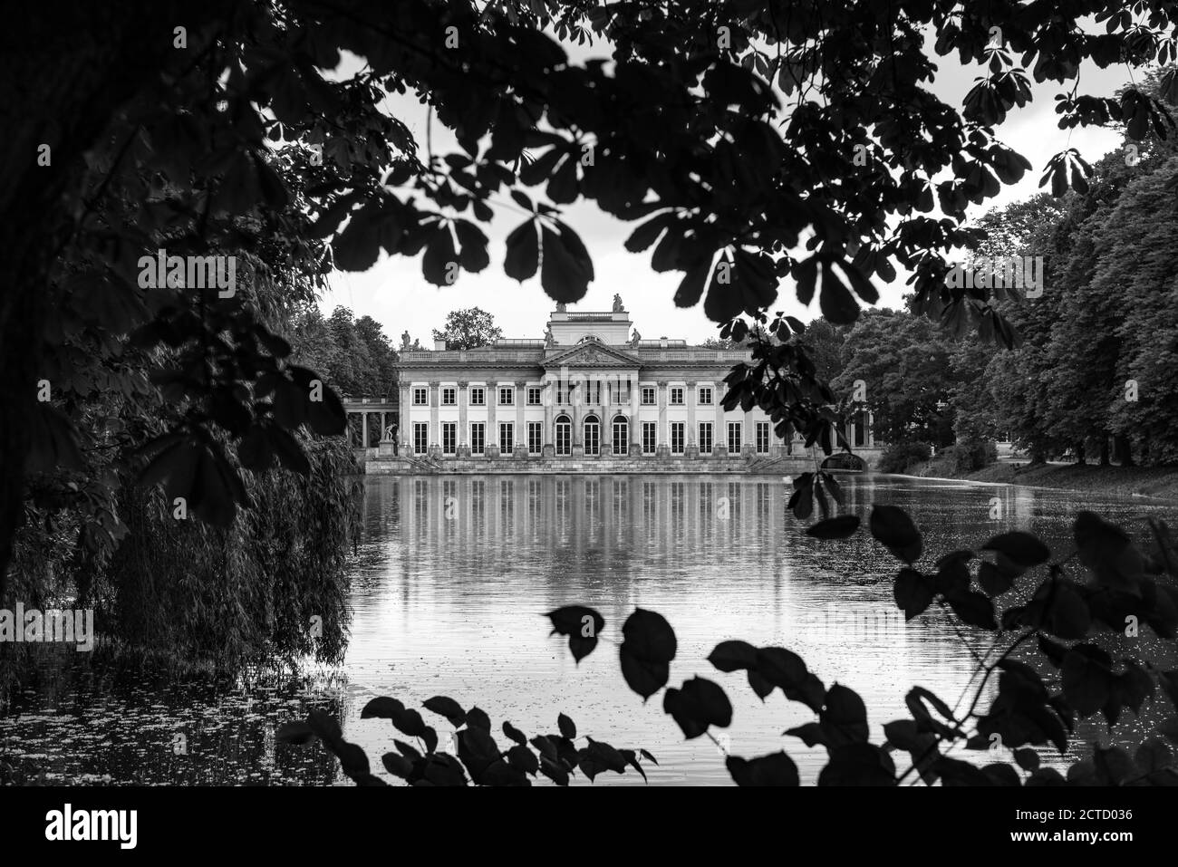 Lazienki Palast, auch bekannt als Palast auf dem Wasser, Warschau, Polen. Stockfoto