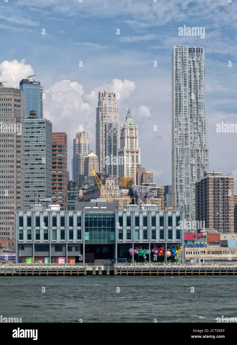 Blick vom Hudson River auf South Street Seaport, Pier 17, mit 8 Spruce Street (Beekman Tower) New York, USA in der Ferne. Stockfoto