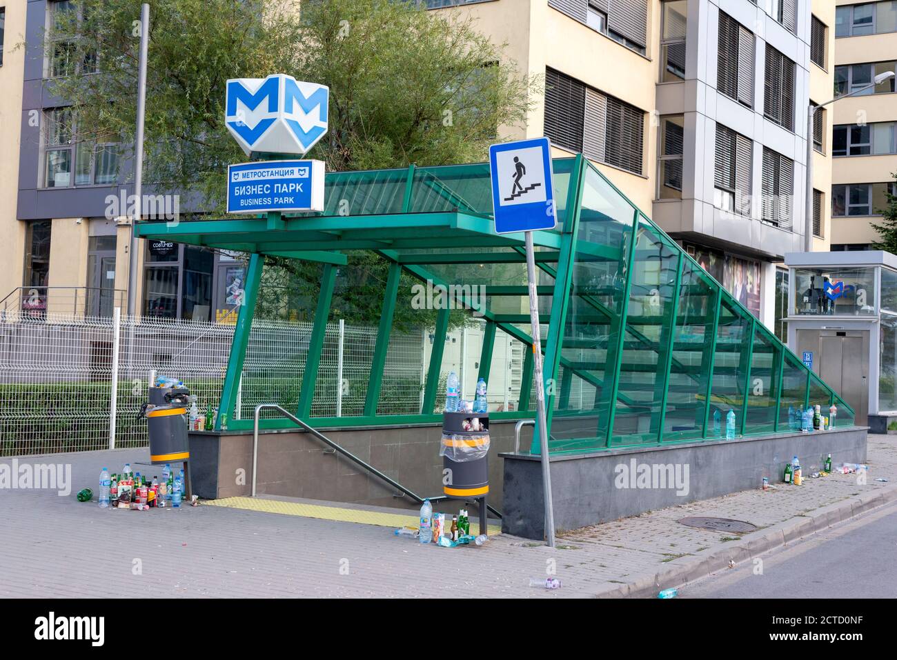 Leere Flaschen und anderer Müll, der nach einer Straßenveranstaltung zurückgelassen wurde An einer U-Bahn-Station Eingang in Sofia Bulgarien als sorglos Handeln Stockfoto