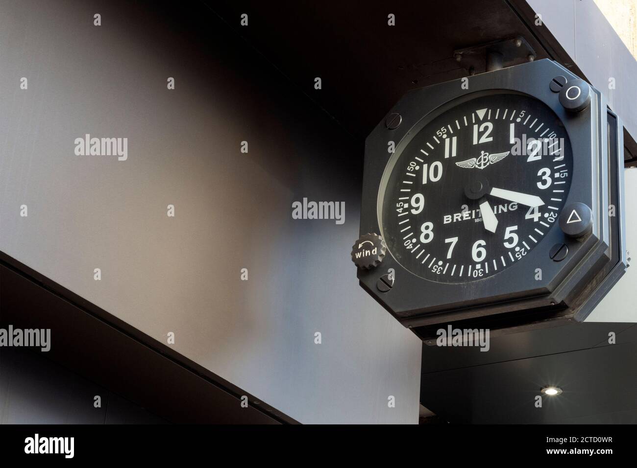 Breitling große schwarze Uhr auf Schmuck oder Schmuck Shop Front Fassade in Sofia Bulgarien Stockfoto