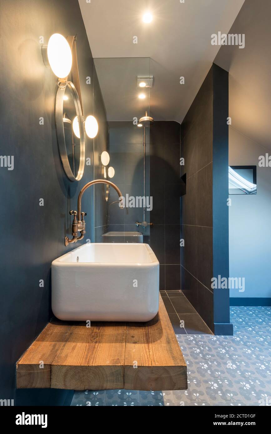 En-Suite Badezimmer einer renovierten Dachgeschosswohnung eines großen freistehenden viktorianischen Grundstücks und Dachgeschossumbau einschließlich neuer Dachgauererweiterung zu einem neuen zweistöckigen Loft in London, Großbritannien. Stockfoto