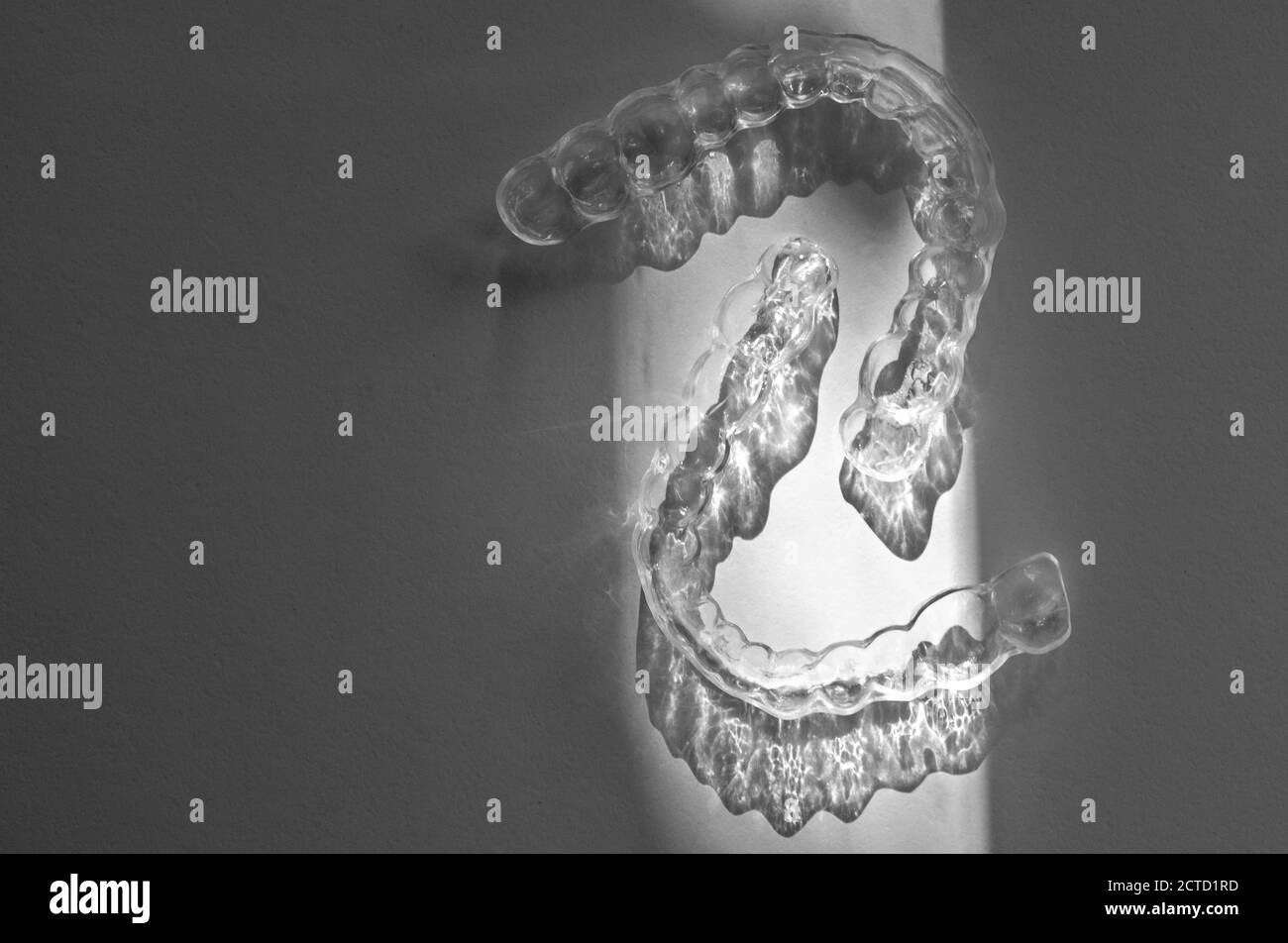 Moderne Zahn transparente Aligner oder Zahnspangen, um Zähne in der kosmetischen Zahnmedizin und Kieferorthopädie mit trendigen Blumen Schatten, selektive Fokus zu glätten Stockfoto