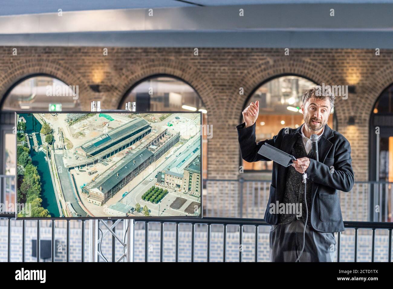Architekt Thomas Heatherwick spricht bei der Pressevorschau von Coal Drops Yard, einem Einzelhandelsviertel im Londoner King's Cross, Großbritannien. Es wurde 2018 fertiggestellt und ist ein adaptives Wiederverwertungsprojekt ehemaliger Kohlelager. Stockfoto