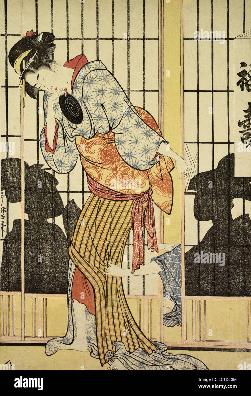 Eine Teehauskellnerin, die vor dem Shoji steht, auf dem Schatten von zwei Frauen innerhalb des Hauses erscheinen, von denen eine nach außen greift und den Rock der Kellnerin ergreift, Standbild, Drucke, 1794 - 1795 Stockfoto