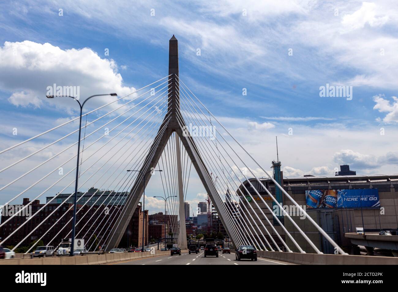 Überqueren der Leonard P. Zakim Bunker Hill Memorial Bridge, Boston, Massachusetts, USA Stockfoto