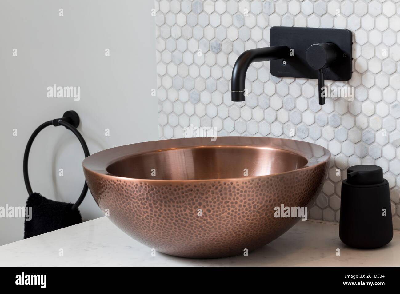 Messing und Kupfergeschirr Waschbecken im Badezimmer eines viktorianischen Hauses in South West London, Großbritannien Stockfoto
