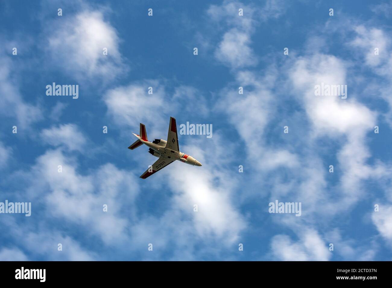 HU-25 Guardian United States Coast Guard USCG Falcon Jet über Keegan Lighthouse Beach, Chatham , Massachusetts, USA Stockfoto