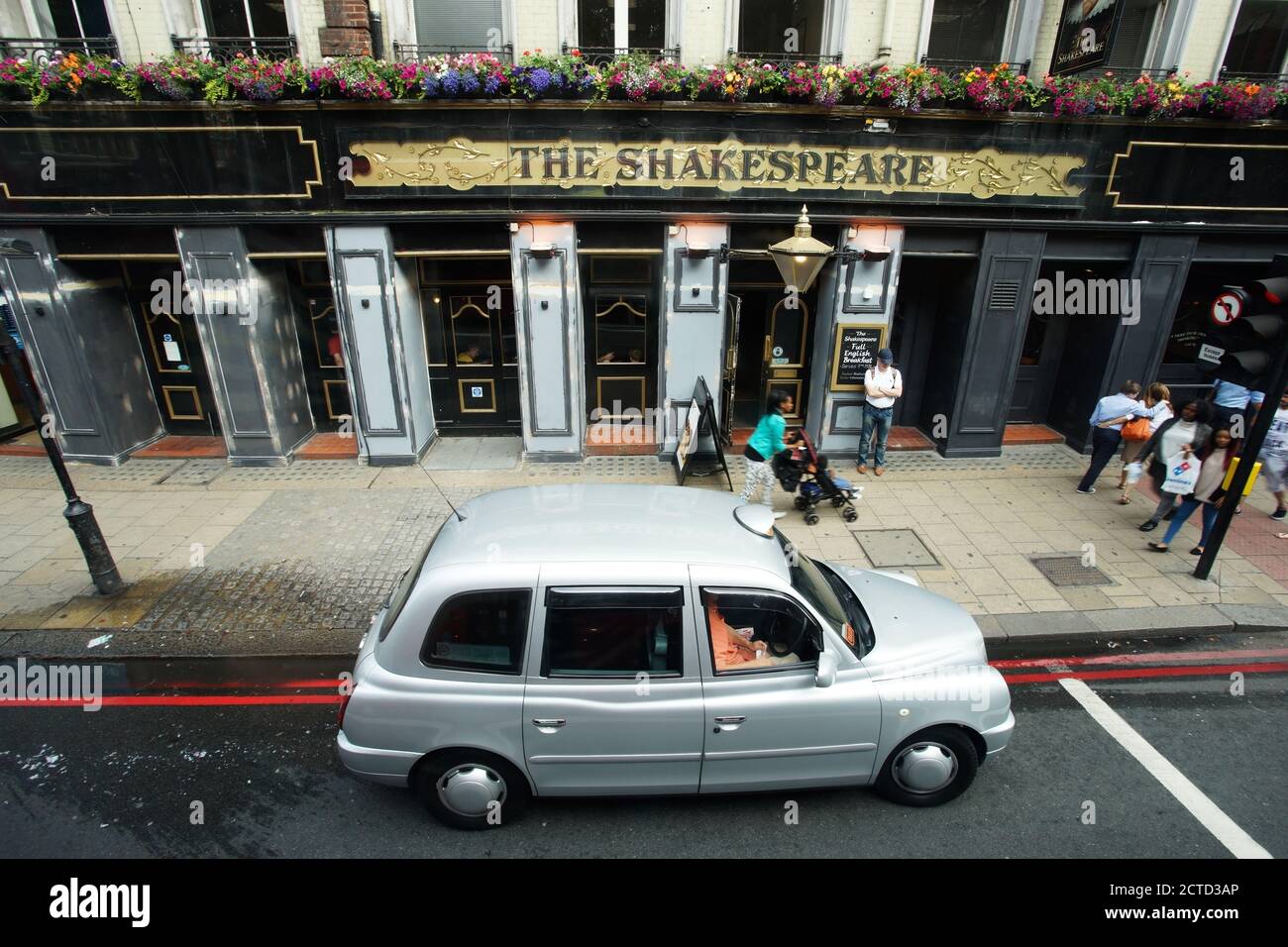 London, Großbritannien - 20. Juli 2015: Außenansicht der Kneipe, zum Trinken und Geselligkeit, Brennpunkt der Gemeinschaft. Pub-Geschäft, jetzt etwa 53,500 Pubs in Großbritannien Stockfoto