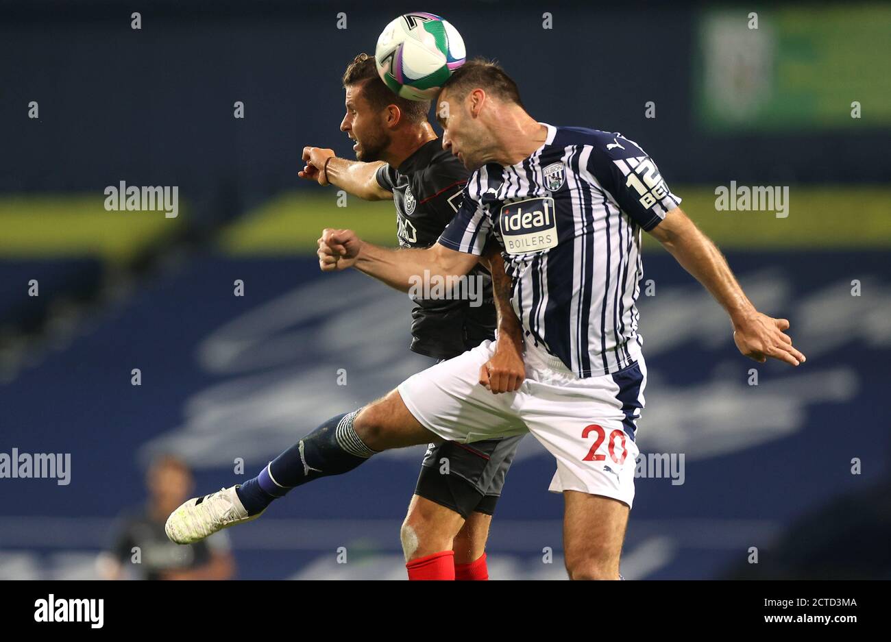 Brentfords Emiliano Marcondes (links) und West Bromwich Albions Branislav Ivanovic kämpfen während des Carabao Cup-Spiels in den Hawthorns, West Bromwich, um den Ball. Stockfoto