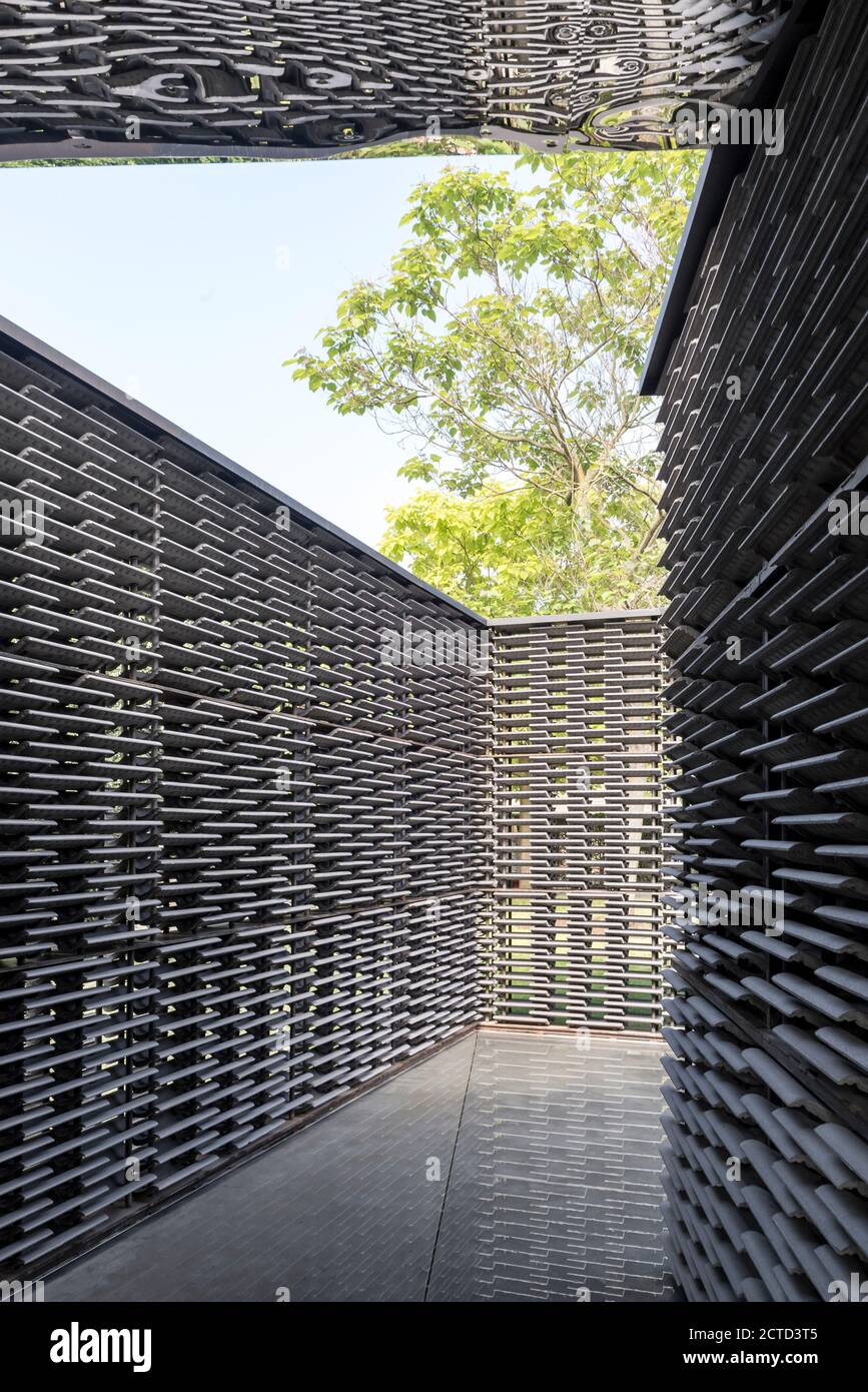 Serpentine Pavilion 2018 der mexikanischen Architektin Frida Escobedo, installiert vor der Serpentine Gallery, Kensington Gardens, London, UK. Stockfoto