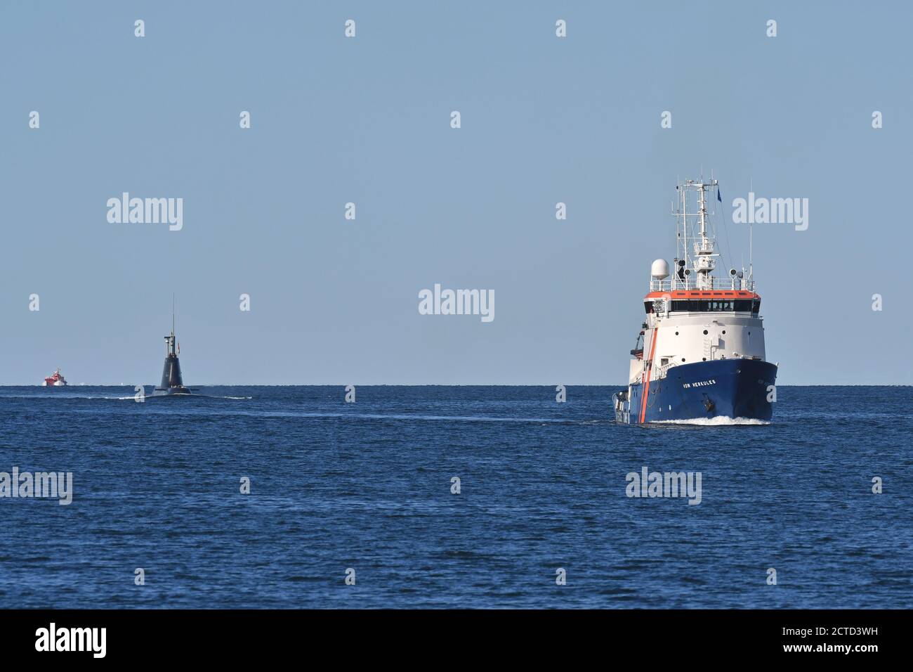 Nach Abschluss der ersten Seefahrt kehrt ein neues U-Boot mit dem Standy-Schiff HDW Herkules nach Kiel zurück Stockfoto