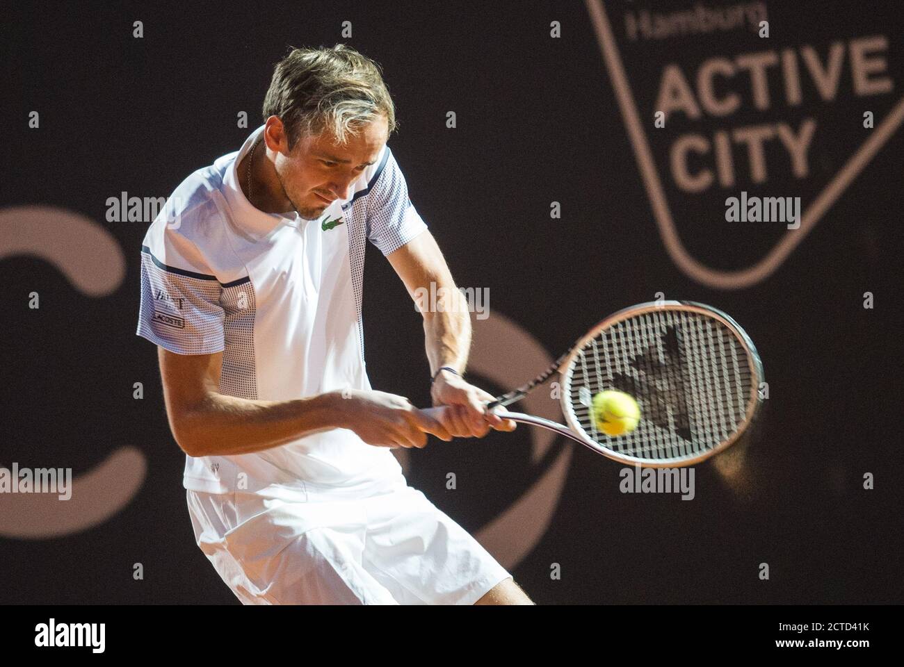 Hamburg, Deutschland. September 2020. Tennis ATP Tour - German Open, Einzel, Herren, 1. Runde im Stadion Rothenbaum. Medwedew (Russland) - Humbert (Frankreich). Daniil Medvedev spielt eine Rückhand. Quelle: Daniel Bockwoldt/dpa/Alamy Live News Stockfoto