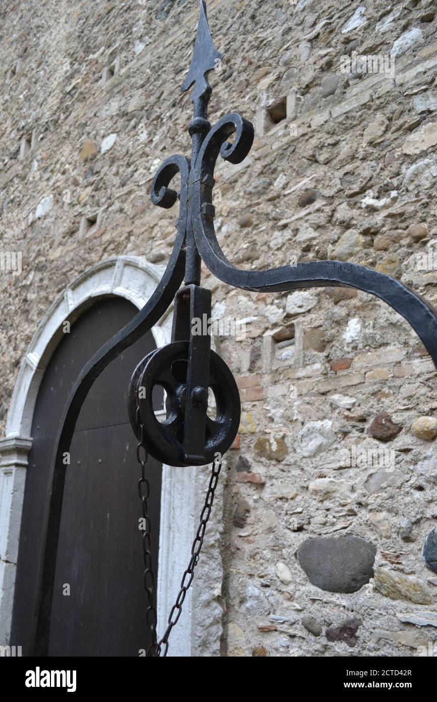 Alte schmiedeeiserne Objekte fotografiert in einem alten Schloss in der Lombardei, Italien. Stockfoto