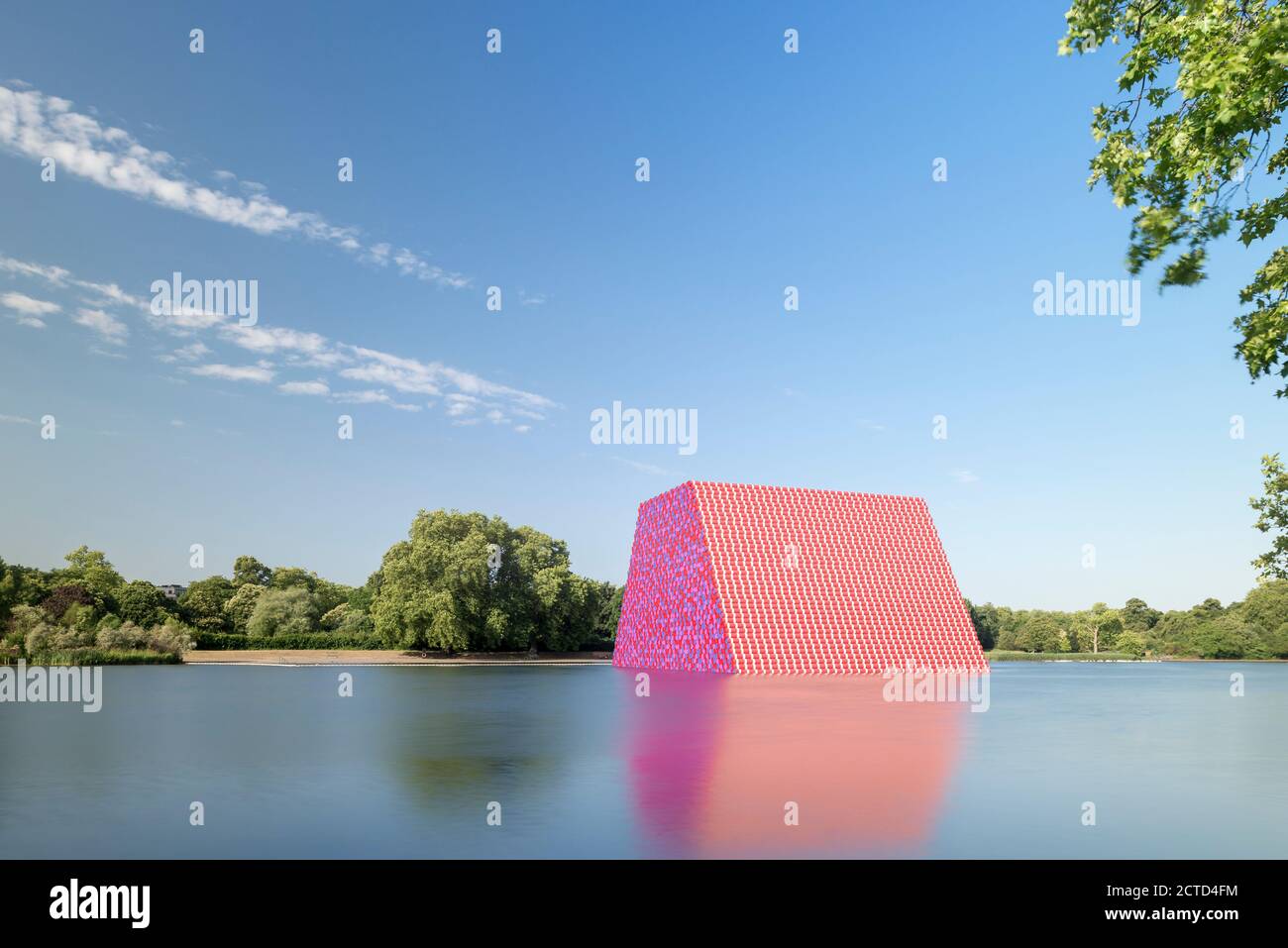 Die London Mastaba von Christo und Jeanne-Claude ist eine temporäre Skulptur im Hyde Park, die aus horizontal gestapelten Fässern auf einer schwimmenden Plattform in Serpentine Lake besteht. Installiert für den Sommer 2018 in London, Großbritannien. Stockfoto