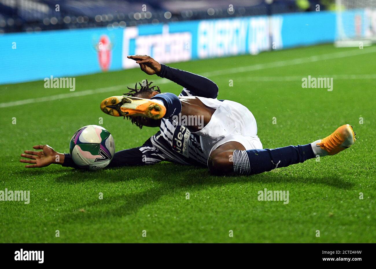 West Bromwich Kyle Edwards von Albion kann den Ball während des Carabao Cup-Spiels in der dritten Runde bei den Hawthorns, West Bromwich, nicht kontrollieren. Stockfoto