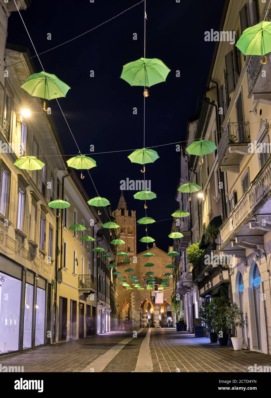 In Monza steht seit einigen Tagen eine Welle von Regenschirmen auf den Köpfen von Monza in der Mitte, anlässlich des Welttages für mentale Hea Stockfoto