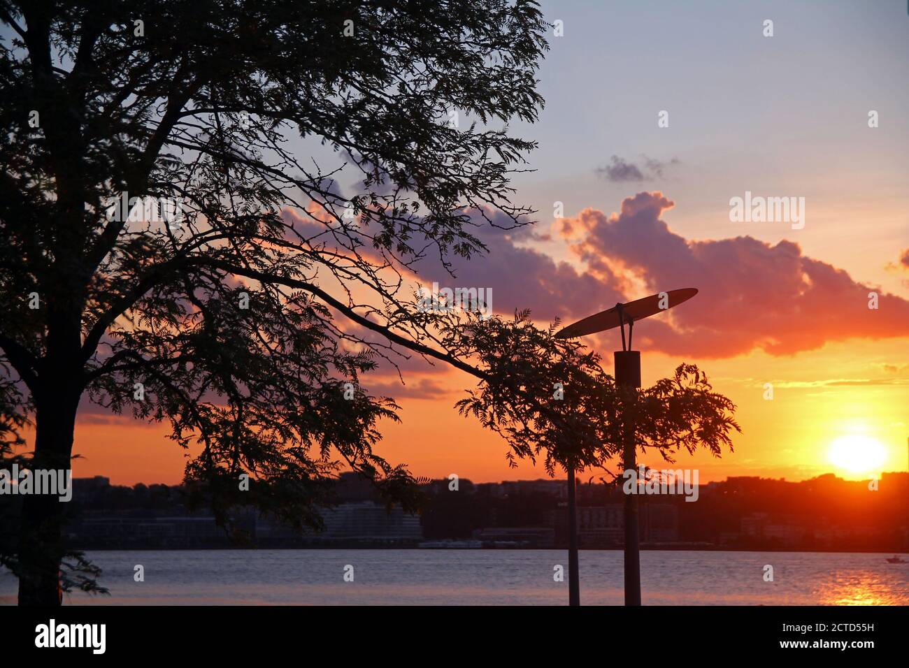 Der Sonnenuntergang mit den Wolken und der Lampe Stockfoto