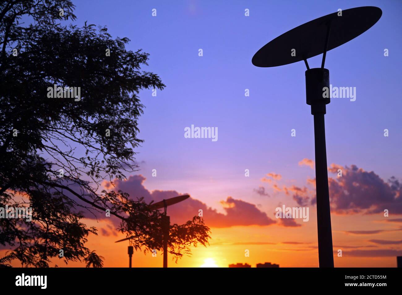 Die Lampe und der orange, rote und violette Himmel Stockfoto