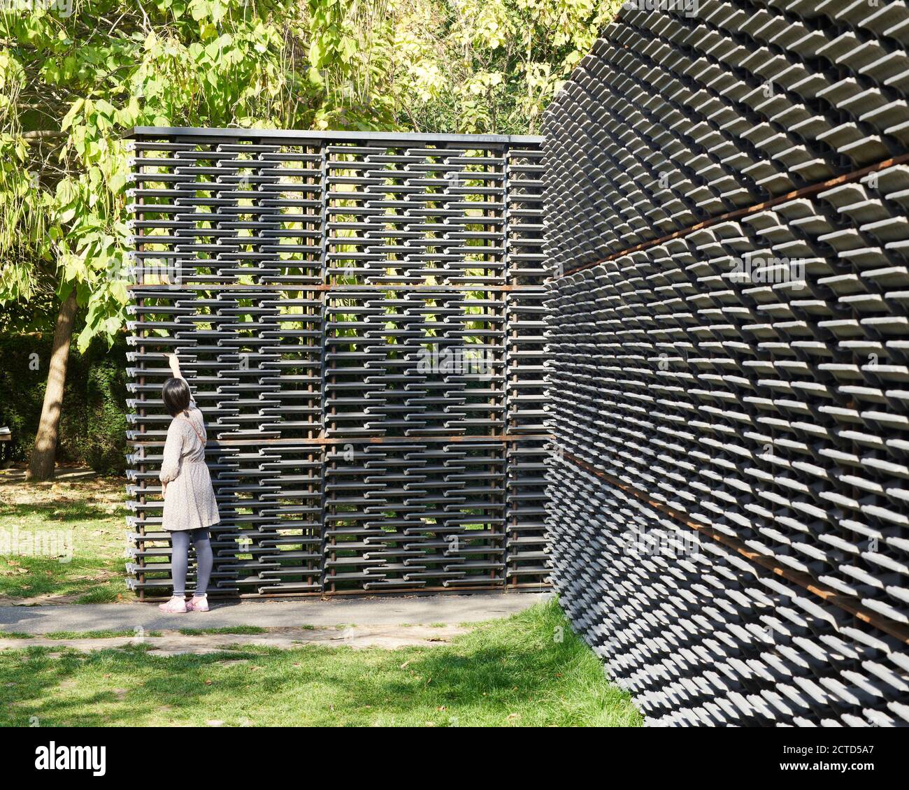 Außenansicht des Serpentine Pavilion 2018 auf dem Rasen der Serpentine Gallery in Kensington Gardens, London, Großbritannien. Entworfen von der mexikanischen Architektin Frida Escobedo. Greenwich. Stockfoto