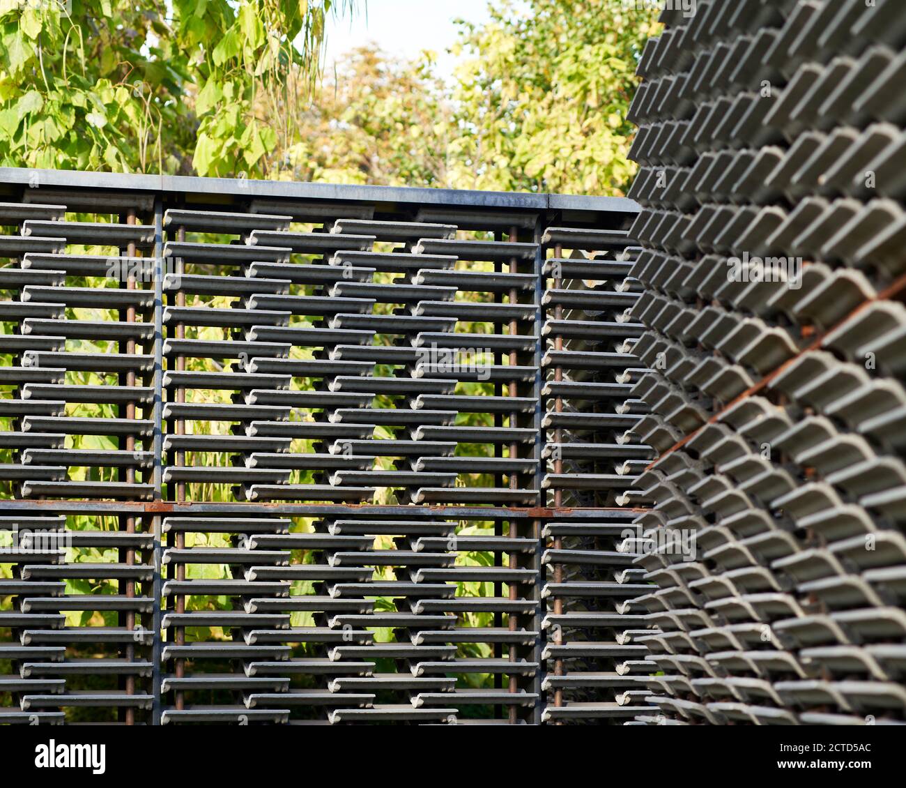 Der Innenraum des Serpentine Pavilion 2018 auf dem Rasen der Serpentine Gallery in Kensington Gardens, London. Entworfen von der mexikanischen Architektin Frida Escobedo. Stockfoto