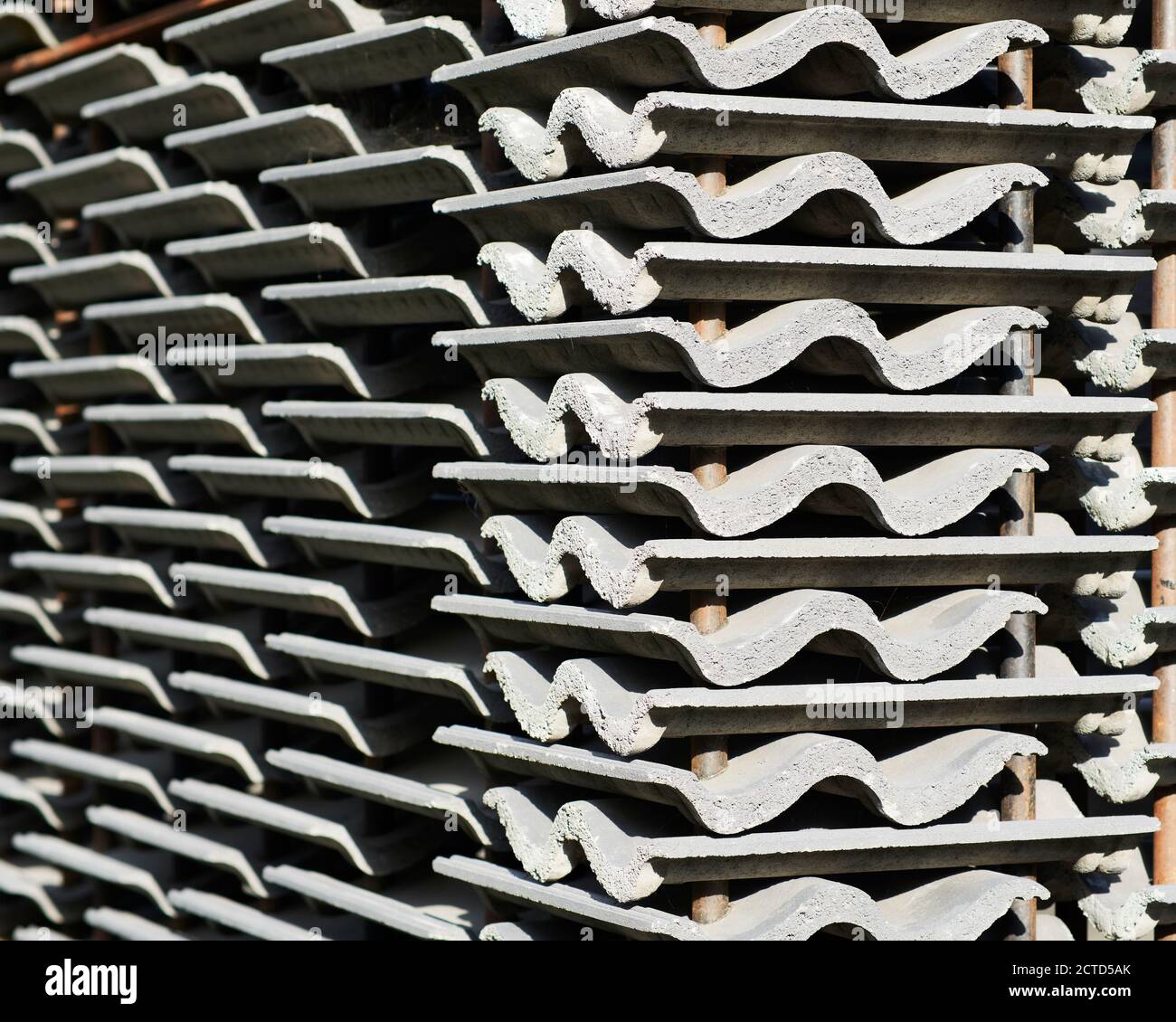 Außenansicht des Serpentine Pavilion 2018 auf dem Rasen der Serpentine Gallery in Kensington Gardens, London, Großbritannien. Entworfen von der mexikanischen Architektin Frida Escobedo. Greenwich. Stockfoto