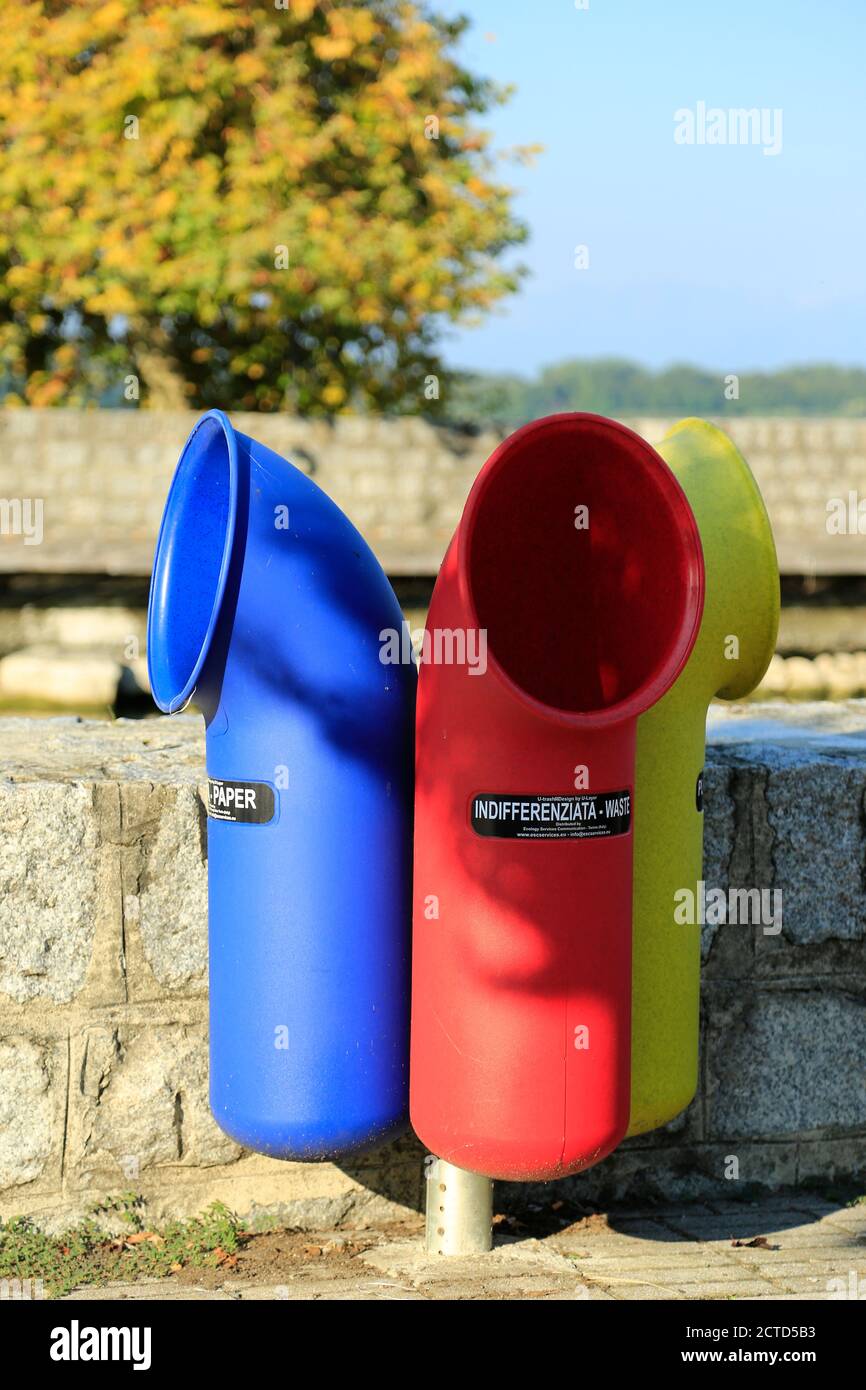 Farbcodierte Recycling-Behälter in Italien. Stockfoto