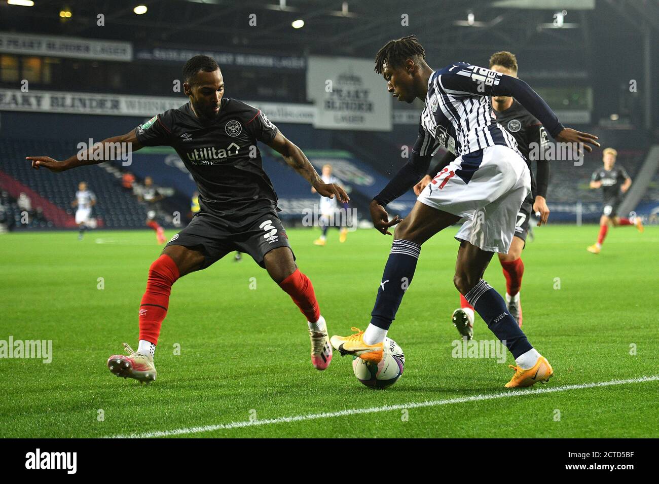 Brentfords Rico Henry (links) und West Bromwich Albions Kyle Edwards kämpfen während des Carabao Cup-Spiels in der dritten Runde bei den Hawthorns, West Bromwich, um den Ball. Stockfoto