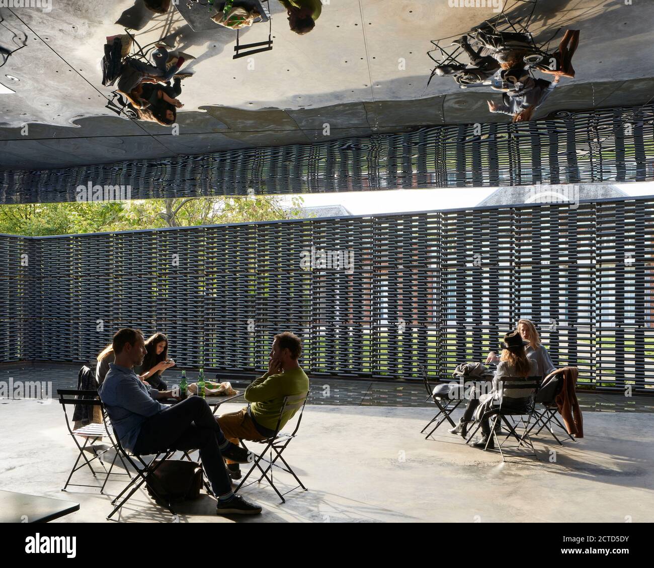 Der Innenraum des Serpentine Pavilion 2018 auf dem Rasen der Serpentine Gallery in Kensington Gardens, London. Entworfen von der mexikanischen Architektin Frida Escobedo. Stockfoto