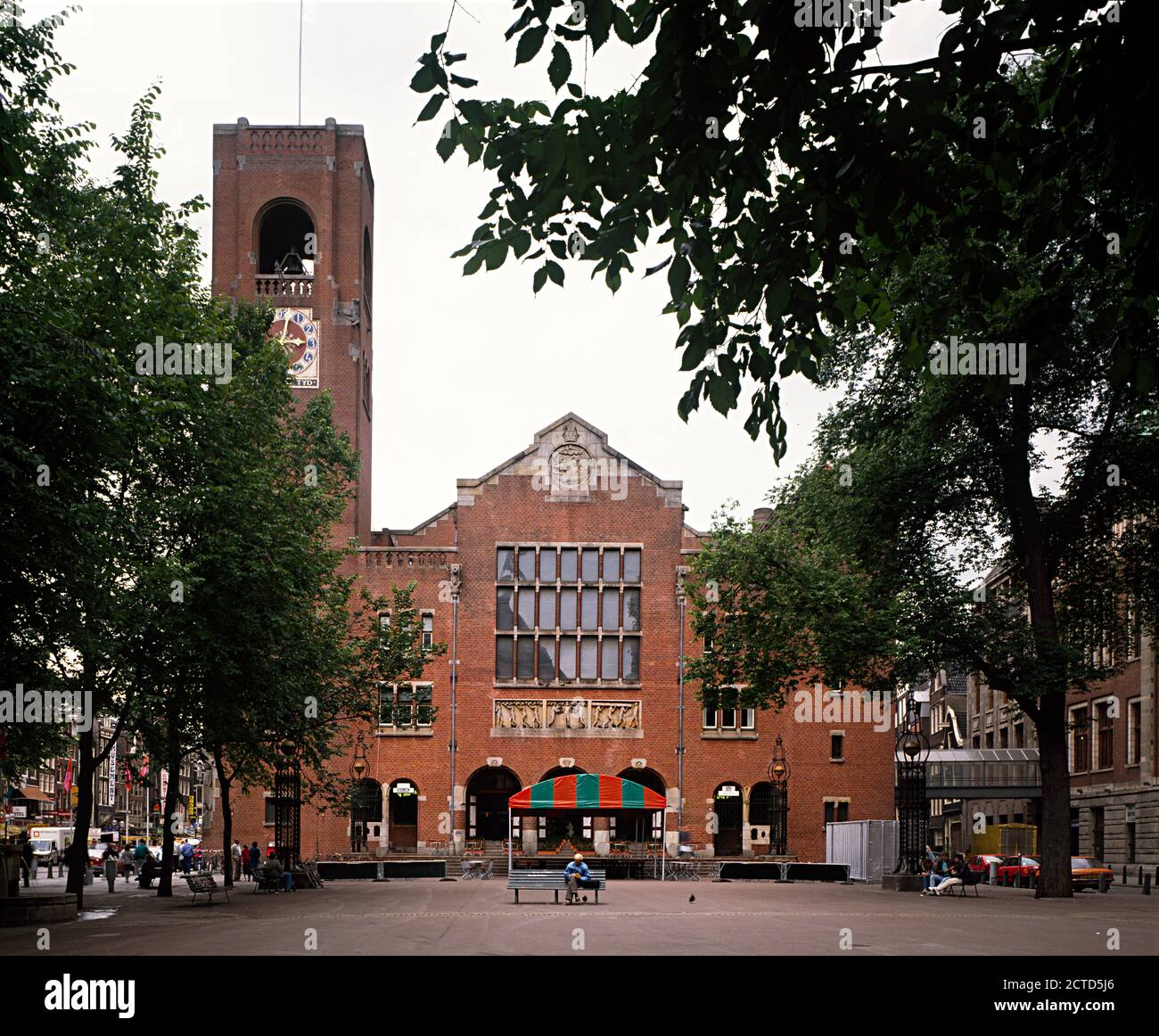 Die Beurs van Berlage ist ein Gebäude am Damrak, im Zentrum von Amsterdam. Es wurde zwischen 1896 und 1903 gebaut. 1990 Renovierung durch Eekhout & Zaanen. Stockfoto