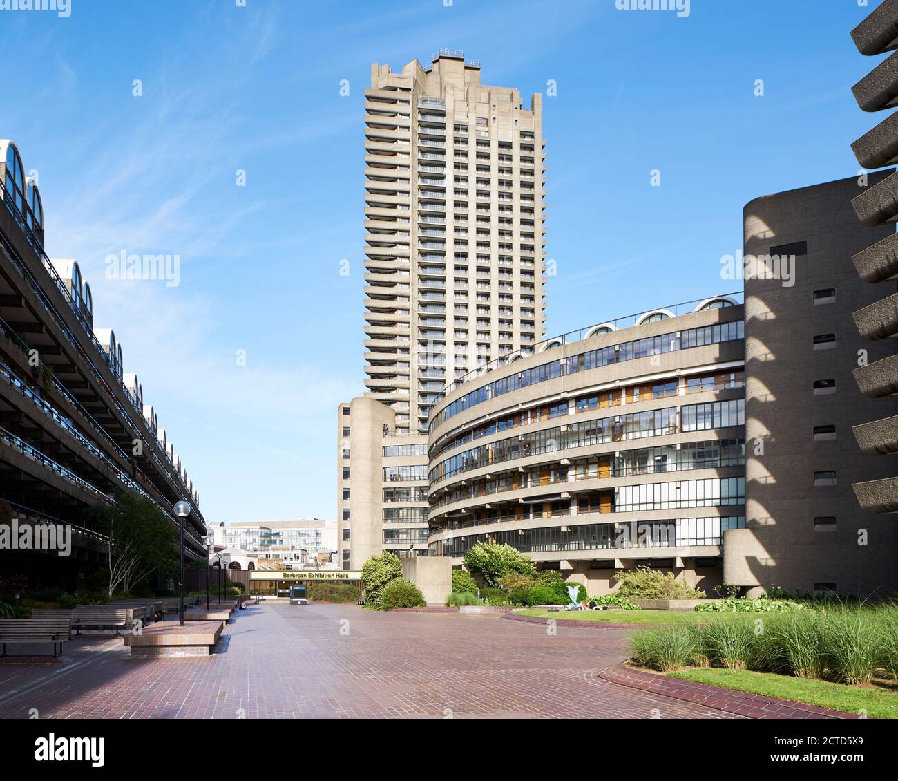 Außenansicht das Barbican Estate, City of London UK. Entworfen von den Architekten Chamberlin, Powell und Bon. Erbaut 1965–1976. Stockfoto