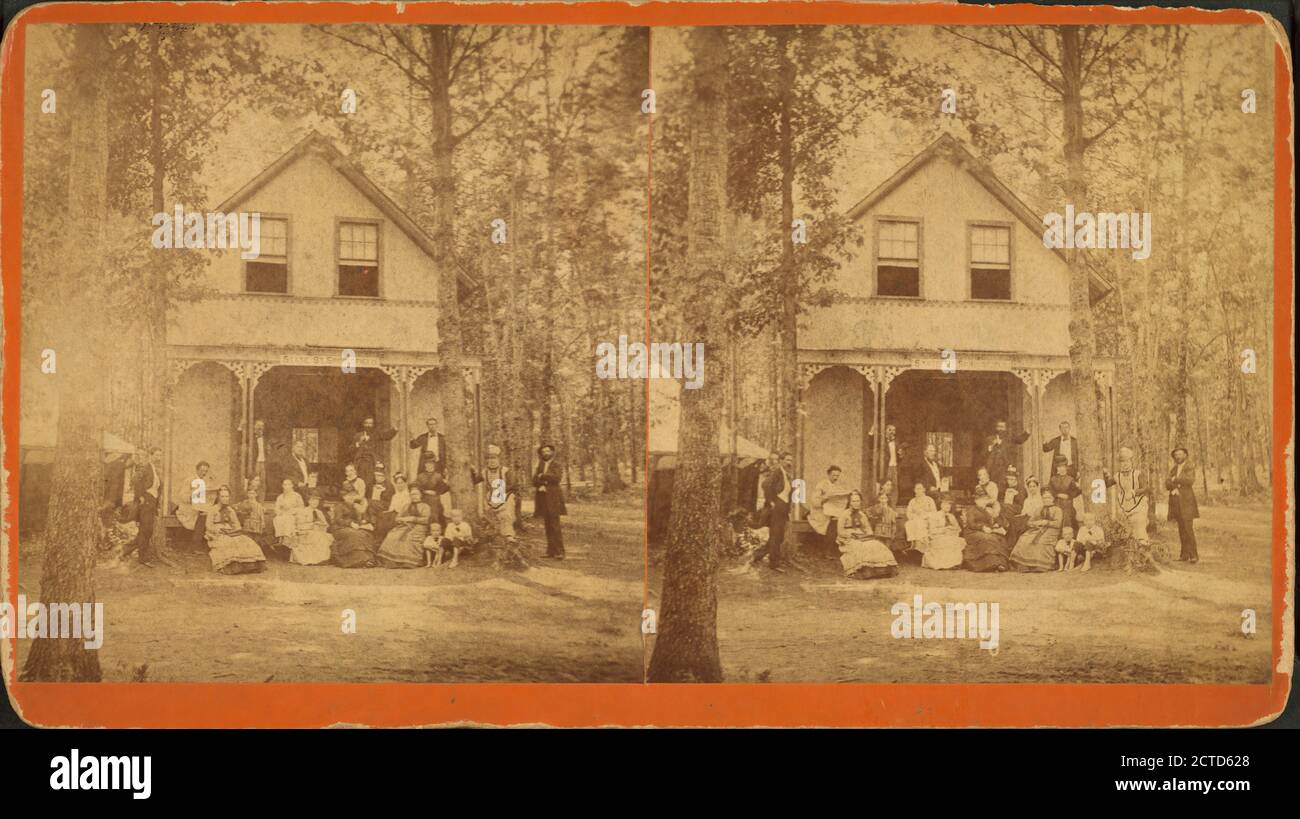 Gruppe auf einer Veranda eines großen Hauses von Wäldern umgeben versammelt., still Bild, Stereographen, 1850 - 1930, Goldsmith & Lazelle Stockfoto