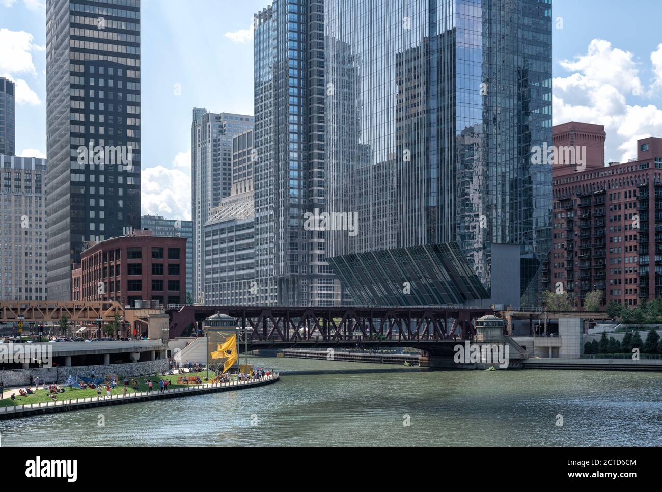 Ein Tagesfoto des Spaziergangs am Fluss von Chicago. 150 North Riverside, Chicago, USA 2017 Stockfoto