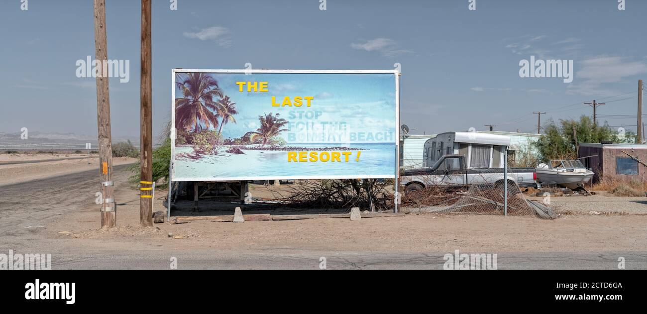 Ein Tagesfoto eines Wohnmobilgebiets rund um Salton Sea mit Plakatwand für Bombay Beach. Kalifornien, USA. Stockfoto