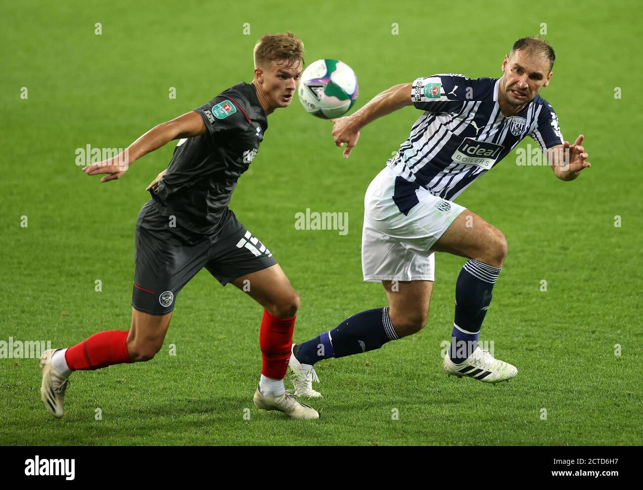Brentfords Marcus Forss (links) und West Bromwich Albions Branislav Ivanovic kämpfen während des Carabao Cup-Spiels in den Hawthorns, West Bromwich, um den Ball. Stockfoto