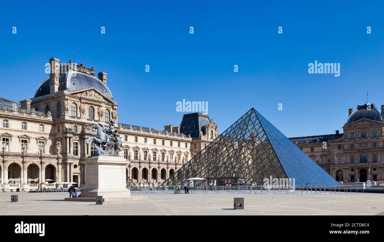 Paris, Frankreich - September 21 2020: Das Louvre Museum ist ein ehemaliger historischer Palast mit einer riesigen Kunstsammlung, von römischen Skulpturen bis zu da Vincis 'Mons Stockfoto