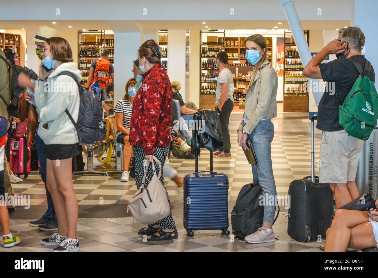 Eine Reihe von Passagieren mit covid Schutzmasken warten auf einen Ryanair-Flug am Terminal. Soziale Distanzierung und Reisen während einer Pandemie Stockfoto