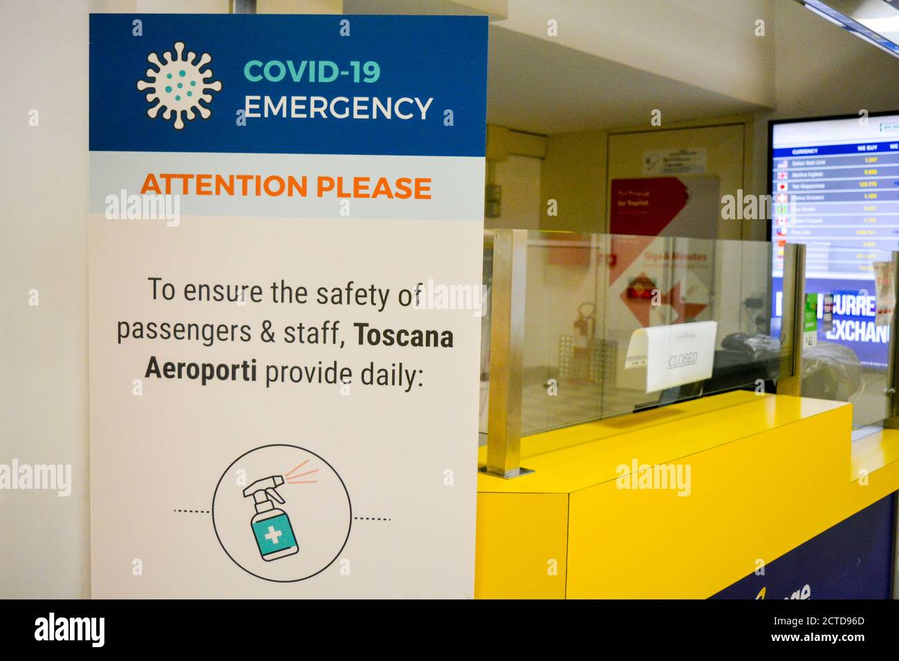 Ein Schild „COVID-19 Emergency“, das die Sicherheit und Sanifizierung des Terminals sicherstellt. Im Hintergrund wurde eine Wechselstube wegen der Coronavirus-Sperre geschlossen. Stockfoto