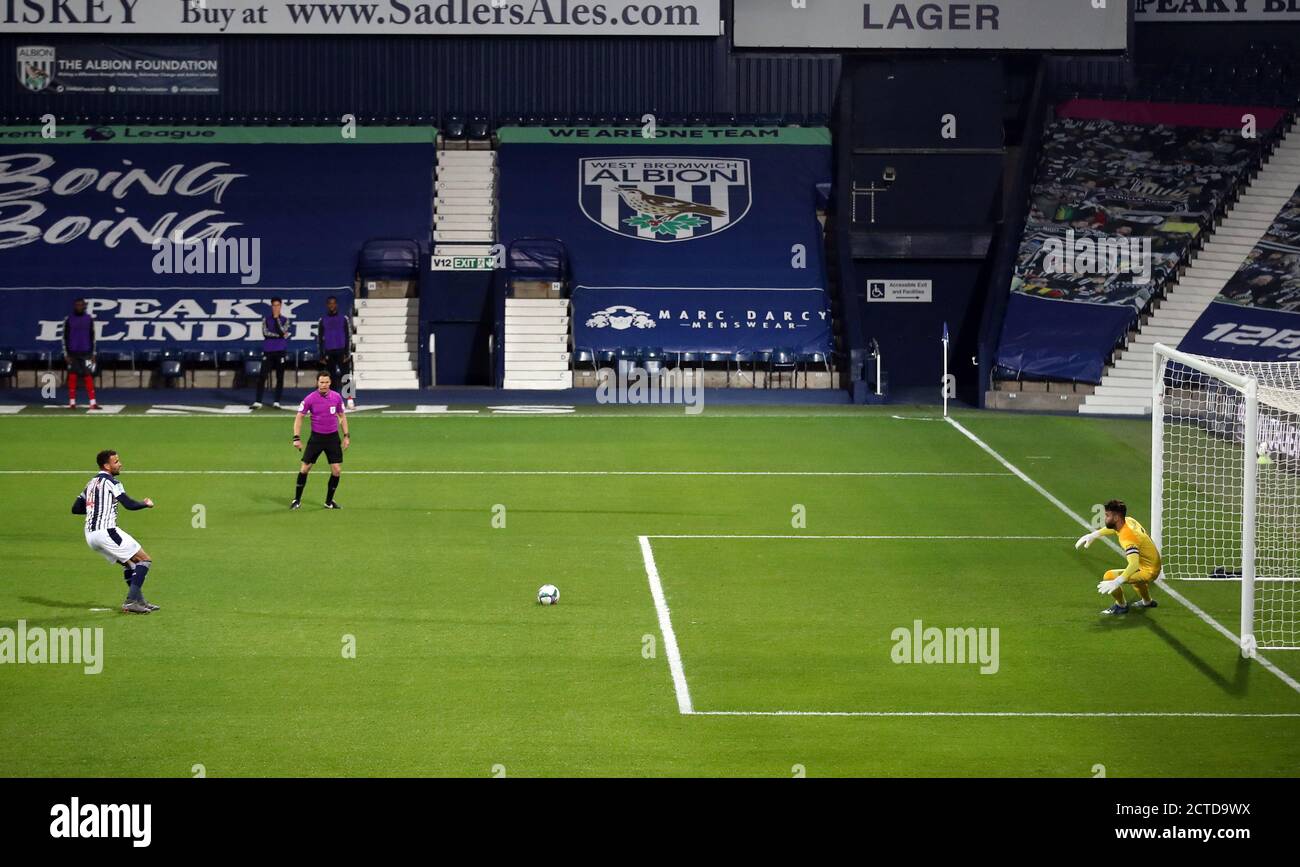 West Bromwich Albions Hal Robson-Kanu (links) erzielt das erste Tor des Spiels von der Elfmeterstelle während des Carabao Cup-Spiels in der dritten Runde der Hawthorns, West Bromwich. Stockfoto