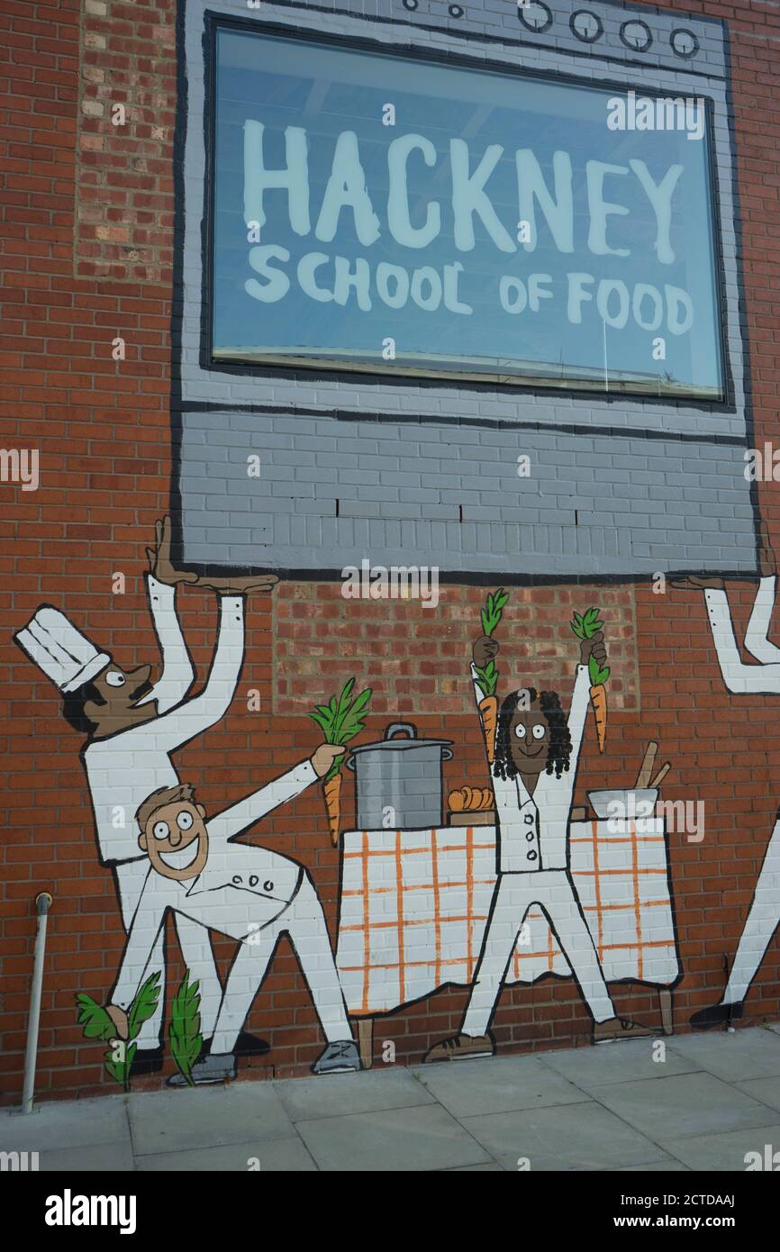 Schilder von der Schule, die mit kostenlosen Mahlzeiten für Kinder wieder öffnen Mit Einschränkungen aufgrund von Coronavirus / Covid-19 Pandemie in London, England, Großbritannien Stockfoto