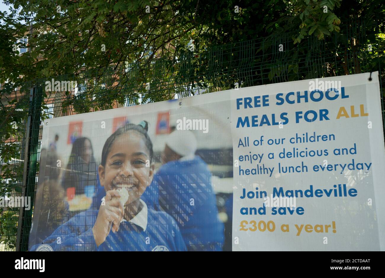 Schilder von der Schule, die mit kostenlosen Mahlzeiten für Kinder wieder öffnen Mit Einschränkungen aufgrund von Coronavirus / Covid-19 Pandemie in London, England, Großbritannien Stockfoto