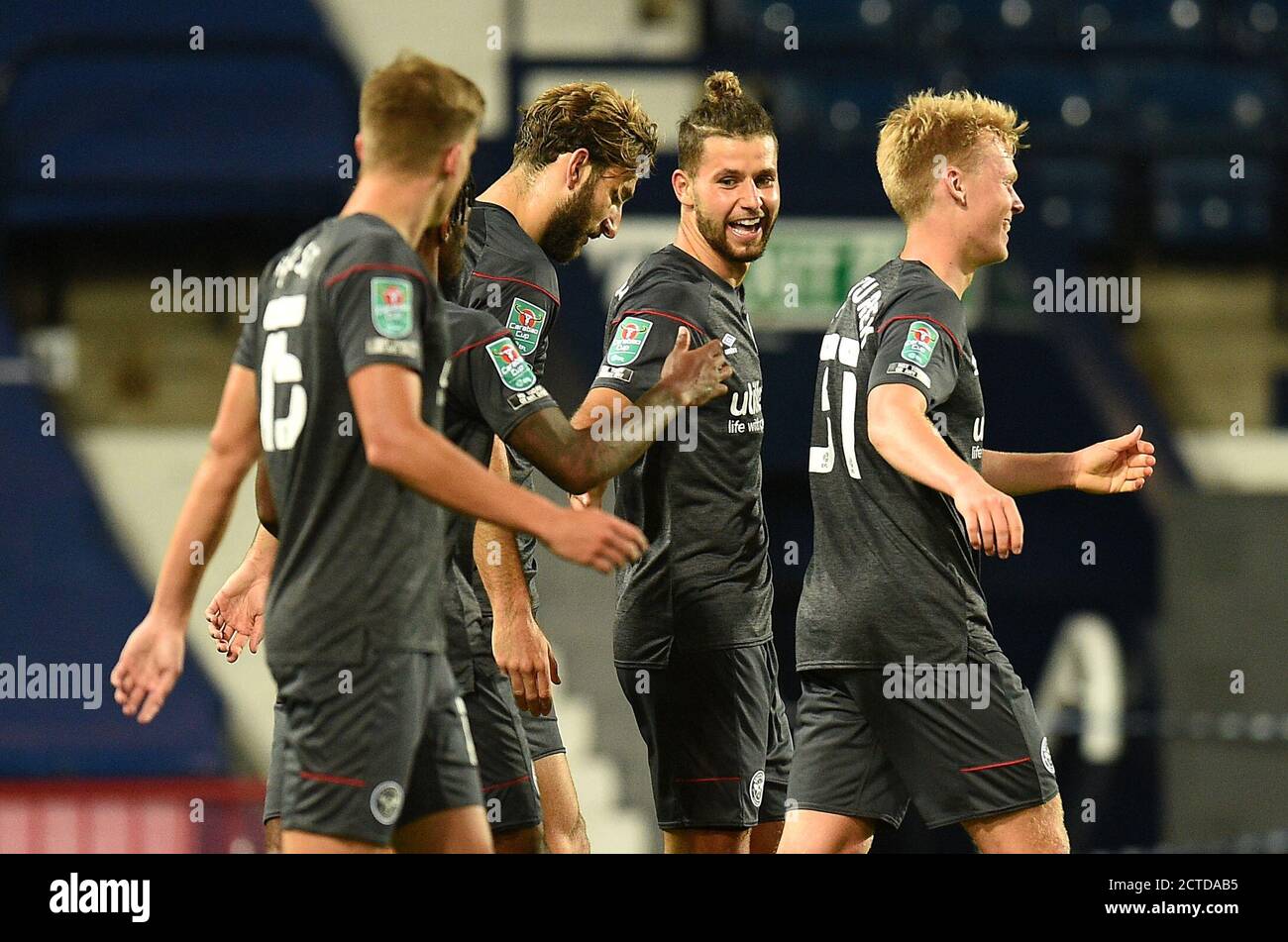 Brentfords Emiliano Marcondes (Mitte) feiert das erste Tor seiner Mannschaft mit Teamkollegen während des Carabao Cup-Spiels in der dritten Runde auf den Hawthorns, West Bromwich. Stockfoto
