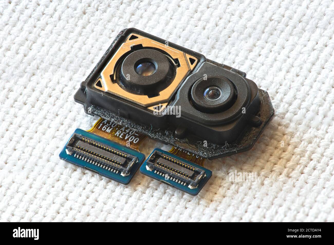 Makrodetail von zwei Handy-Kamerasystem mit freiliegenden elektronischen Drähten. Stockfoto